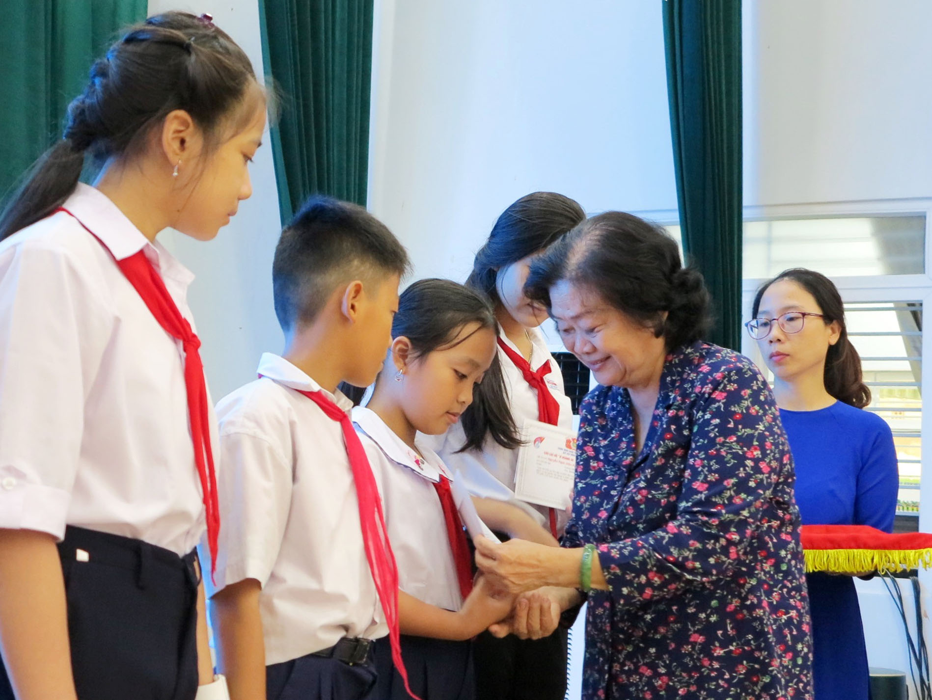 Giúp em vững bước tới trường