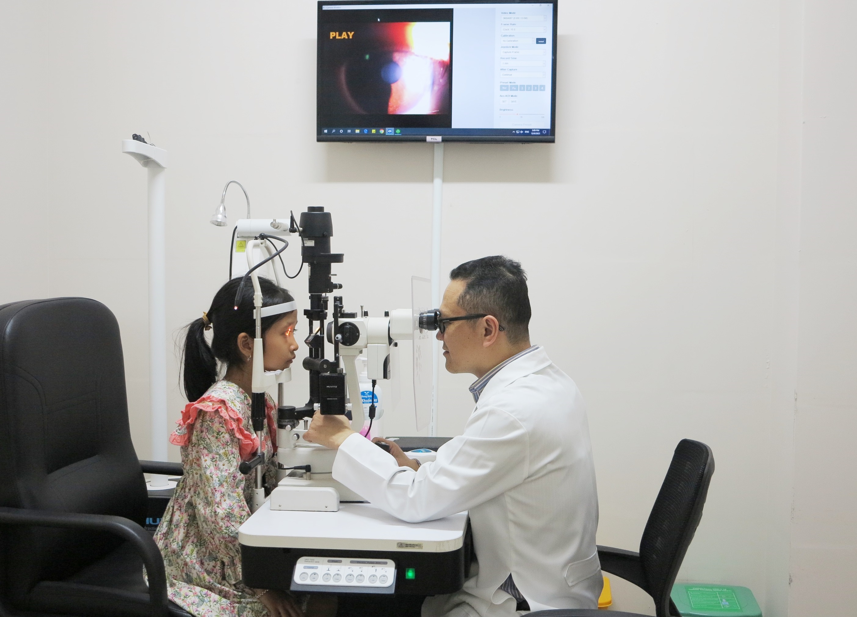 Nỗi lo tật khúc xạ học đường