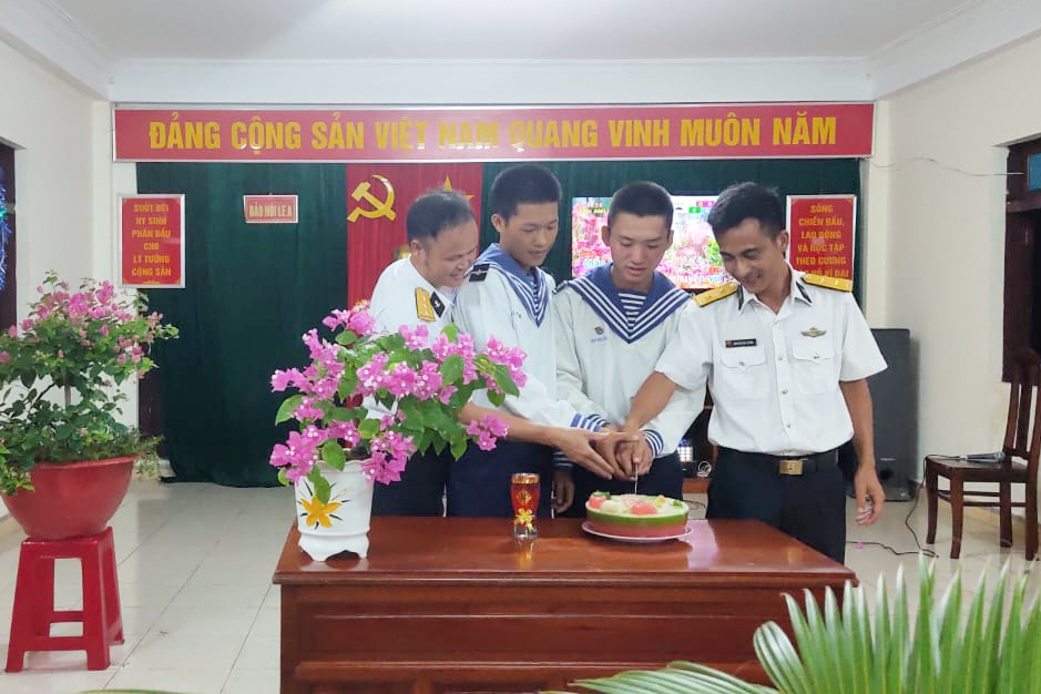 Ấm áp sinh nhật đồng đội