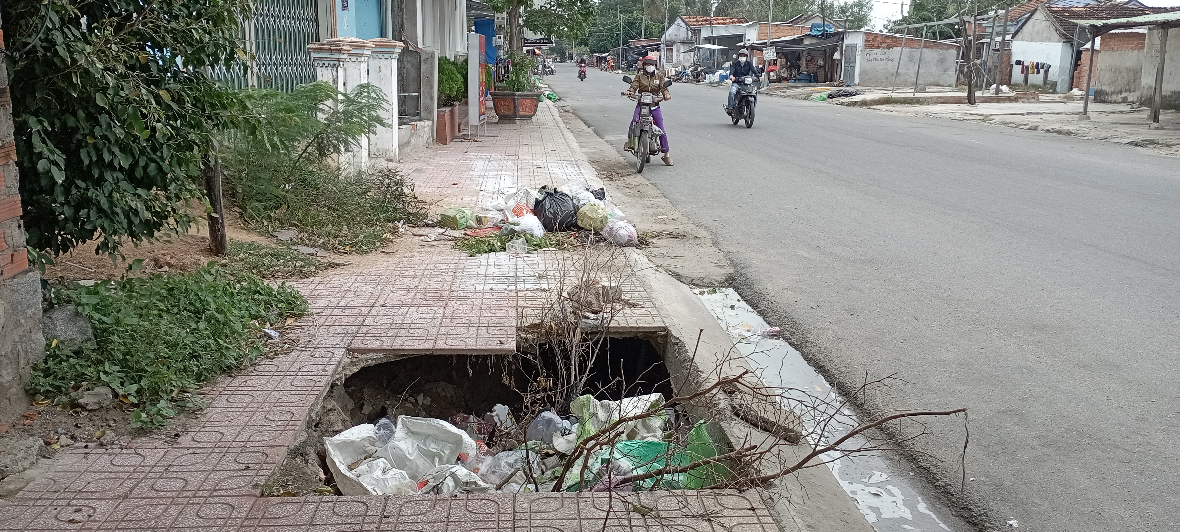 Lề đường bị sụp lún