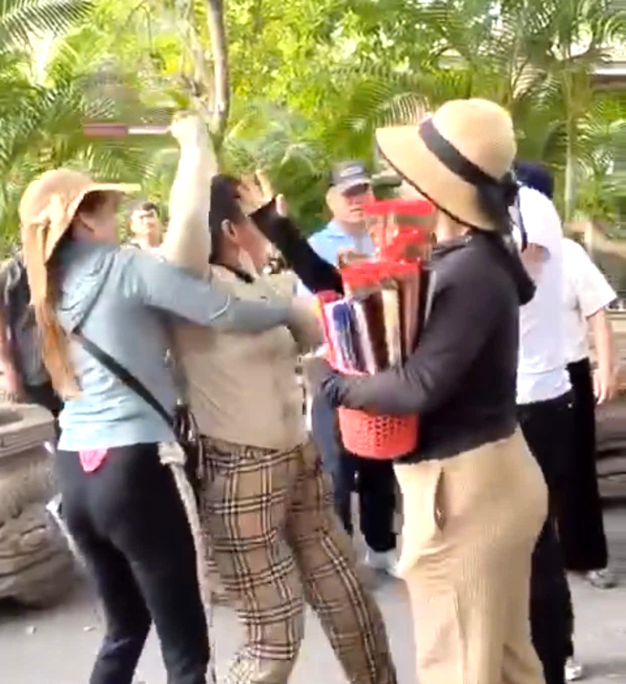 Phường Phương Sài: Xử lý các trường hợp bán hàng rong tại chùa Long Sơn