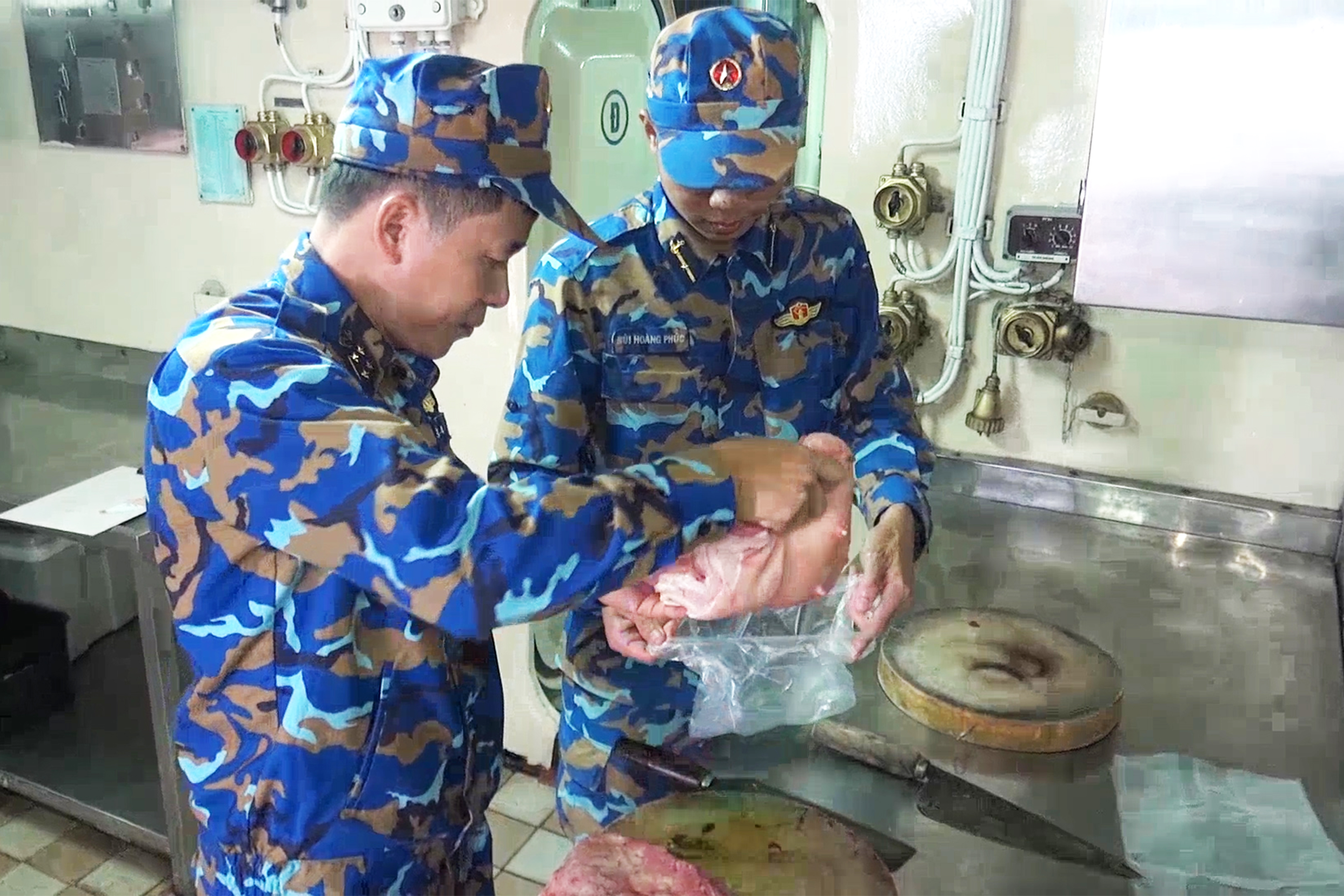 “Anh nuôi” trên tàu hải quân