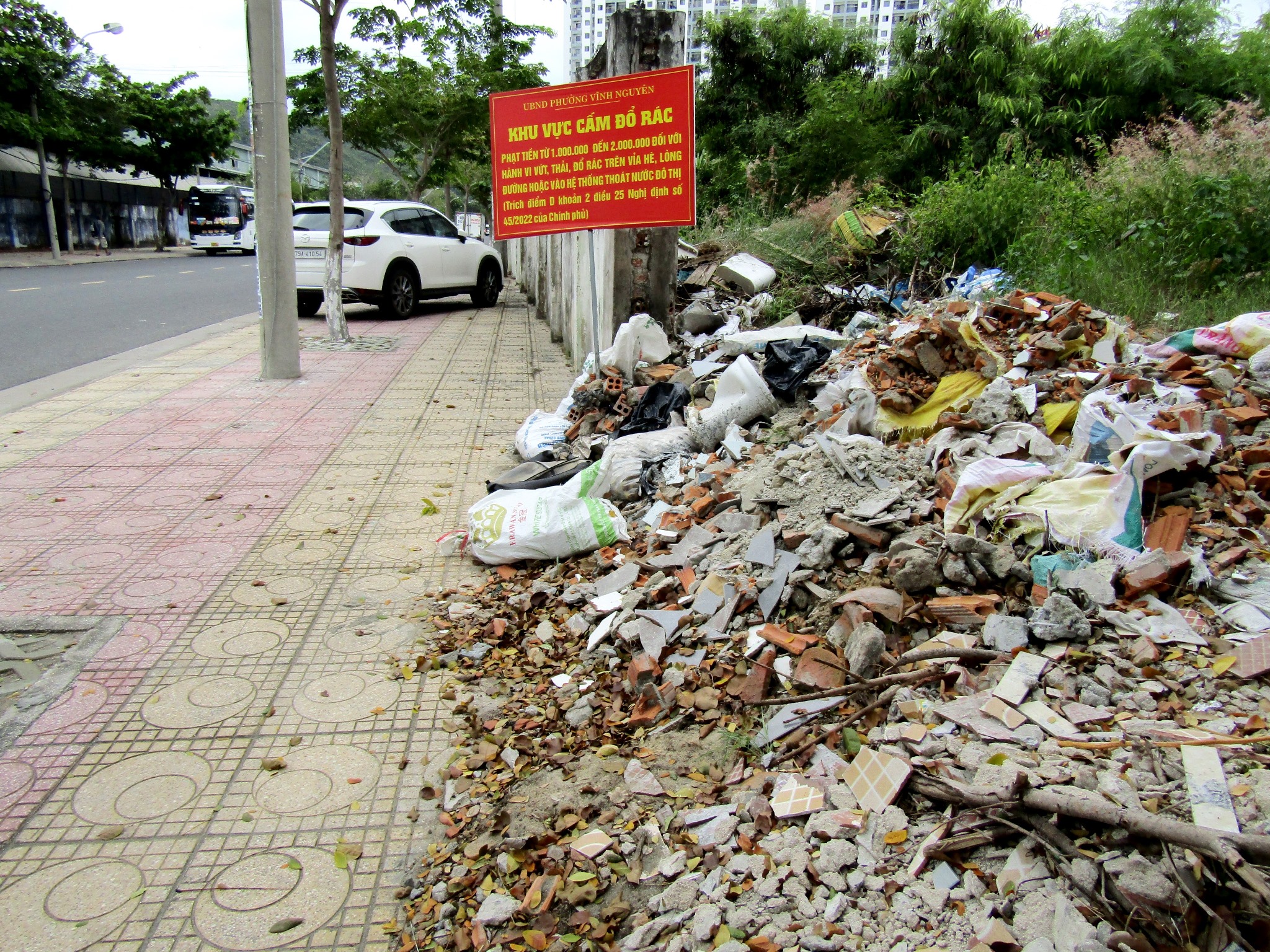 Cấm nhưng vẫn đổ rác