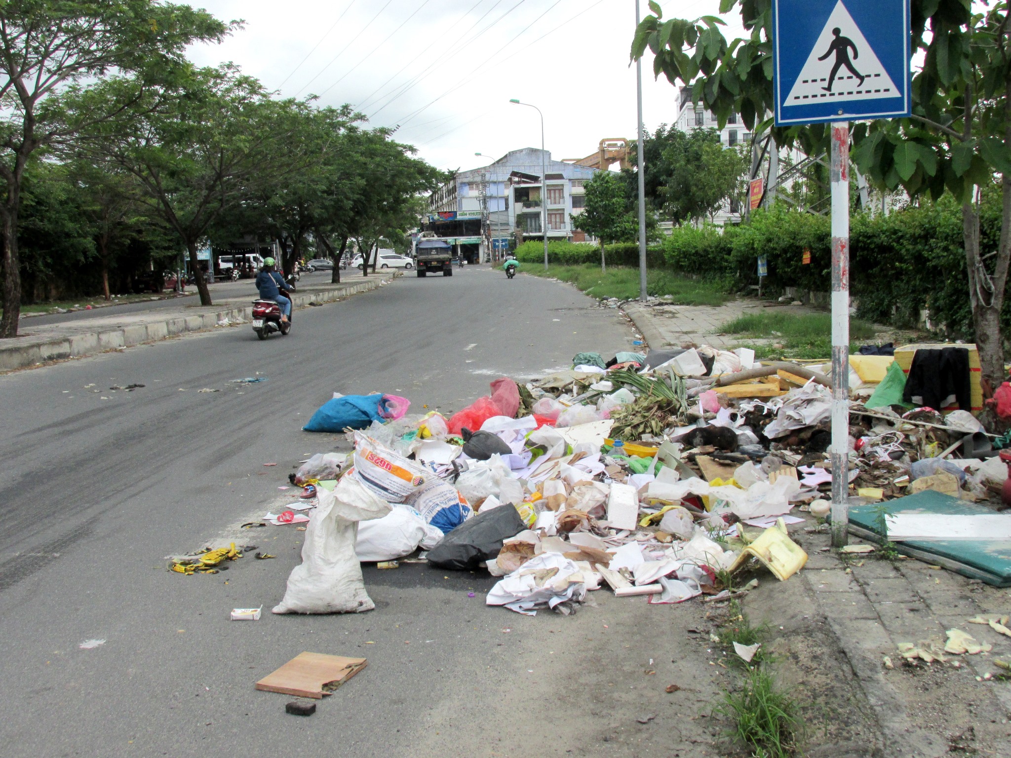 Đổ rác bừa bãi ra vỉa hè, lòng đường
