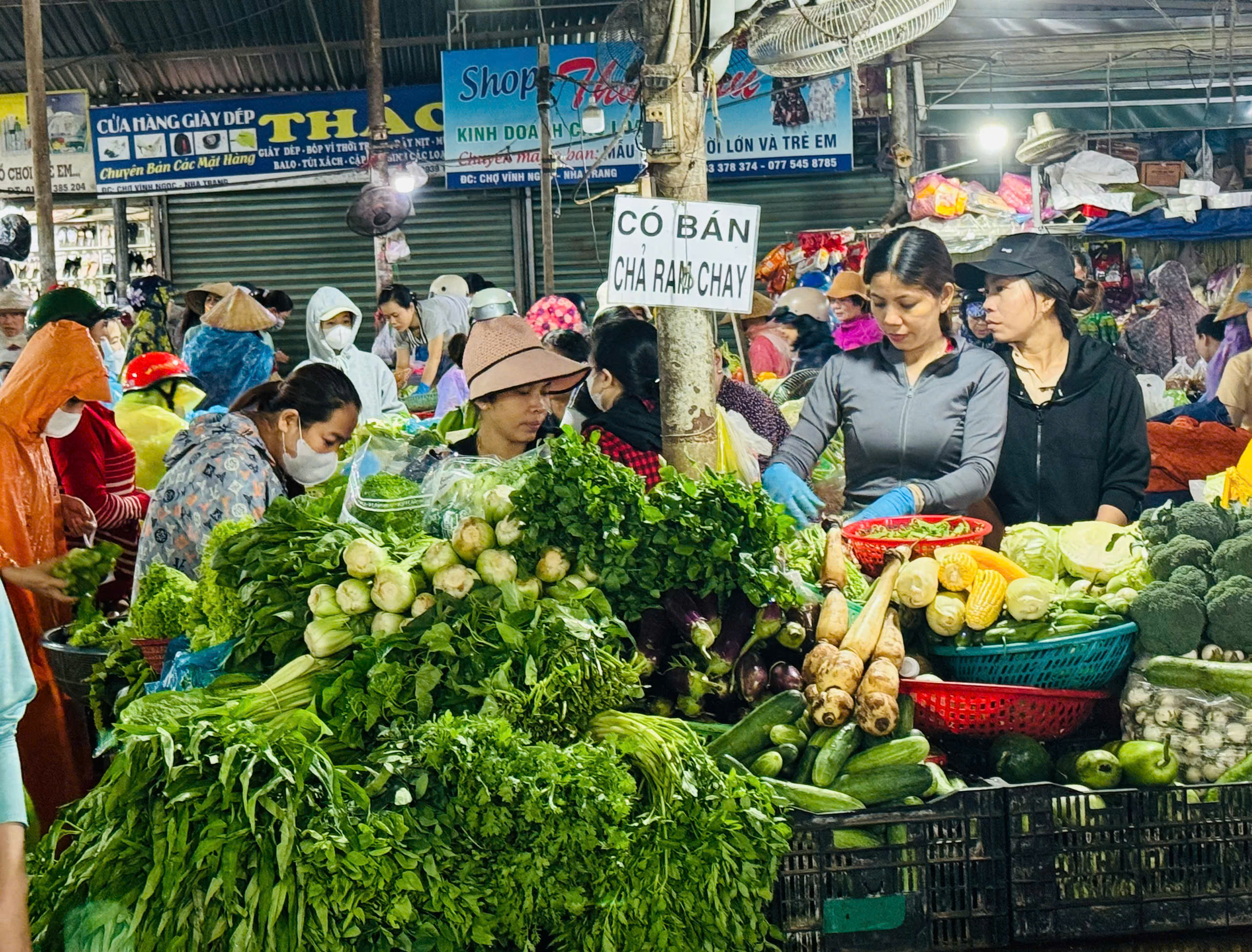 Rau xanh tăng giá do mưa lớn kéo dài 