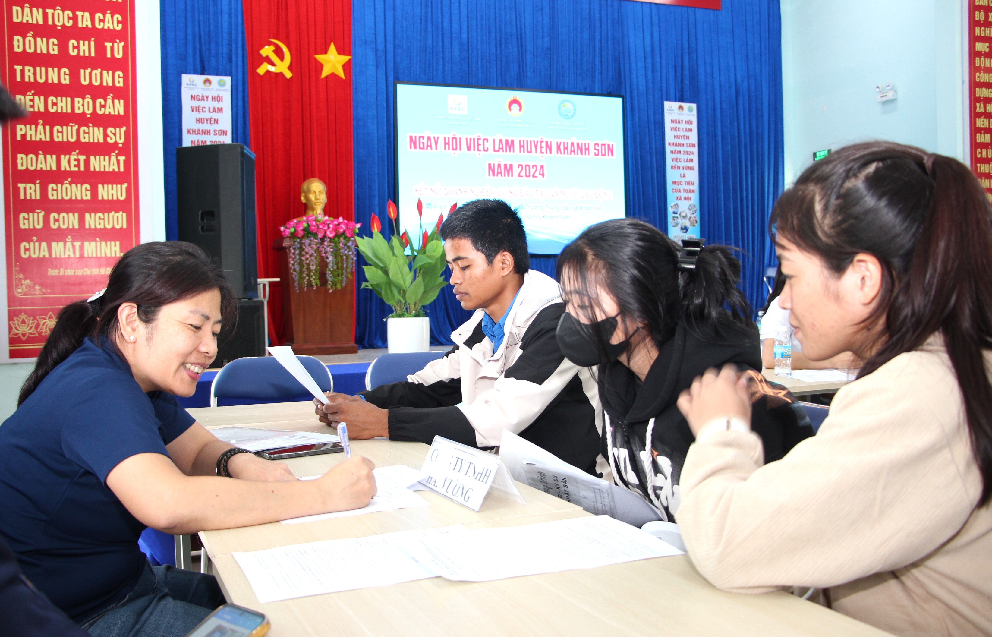 Thực hiện tốt công tác lao động, người có công và xã hội 