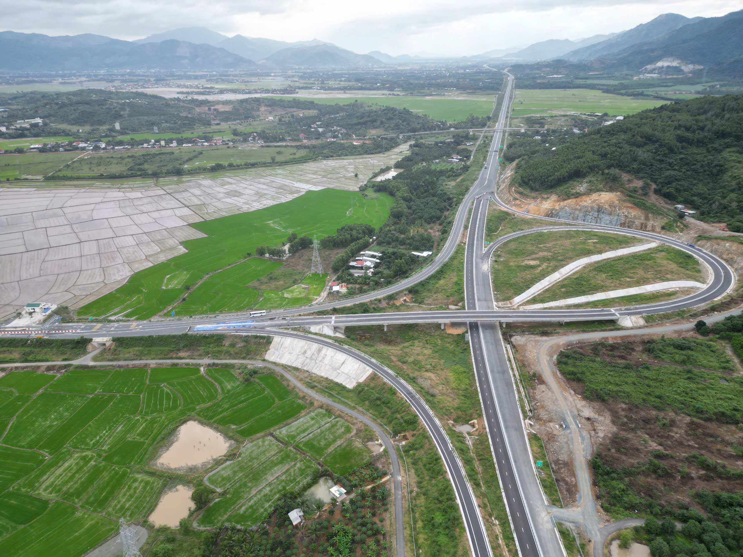 Công trình đường bộ cao tốc đoạn Vân Phong - Nha Trang: Nhà thầu đề xuất khai thác trước một phần