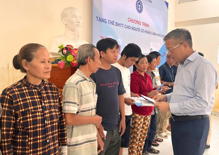 Kịp thời phân bổ thẻ bảo hiểm y tế đến người dân có hoàn cảnh khó khăn