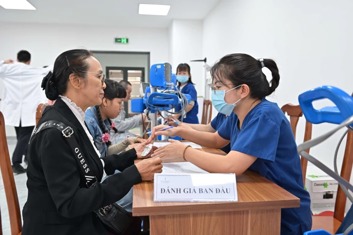 Lưu động chăm sóc sức khỏe người dân sau lũ