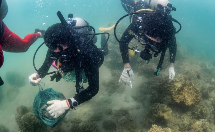 Chung tay giữ biển sạch