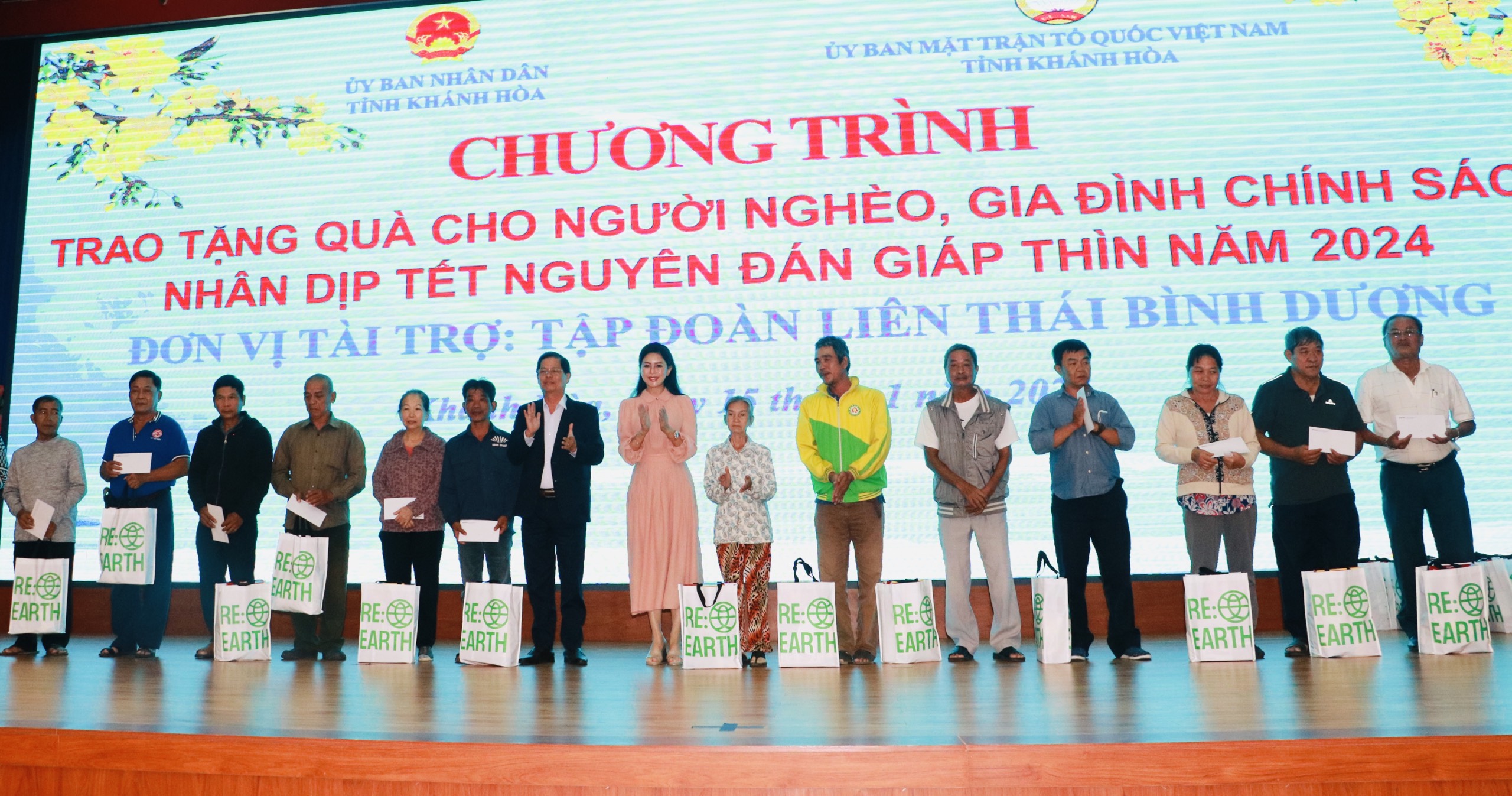 Ông Nguyễn Tấn Tuân và bà Lê Hồng Thuỷ Tiên trao quà Tết cho người nghèo và gia đình chính sách