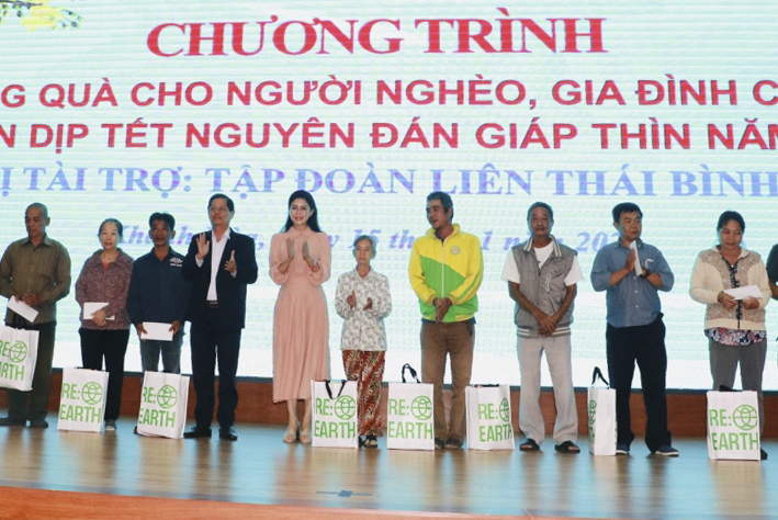 Mang Tết đến người nghèo