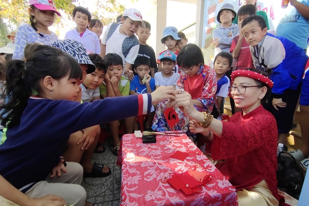 Nhà thư pháp Lâm Như Hoài viết tặng chữ ngày Xuân cho các em nhỏ. 