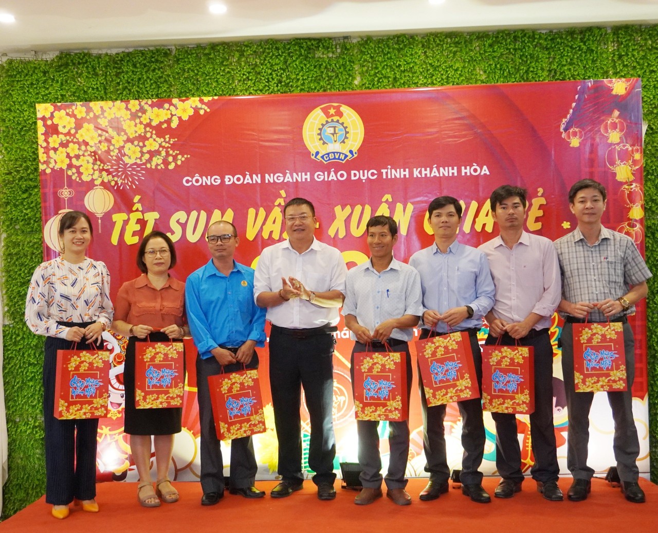 Công đoàn ngành Giáo dục tỉnh Khánh Hòa:: Tặng quà cho 100 đoàn viên, người lao động