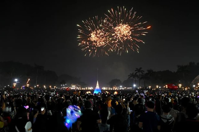 Người dân chiêm ngưỡng pháo hoa chào Năm mới tại Manila, Philippines, ngày 1/1/2024. Ảnh: AFP/TTXVN