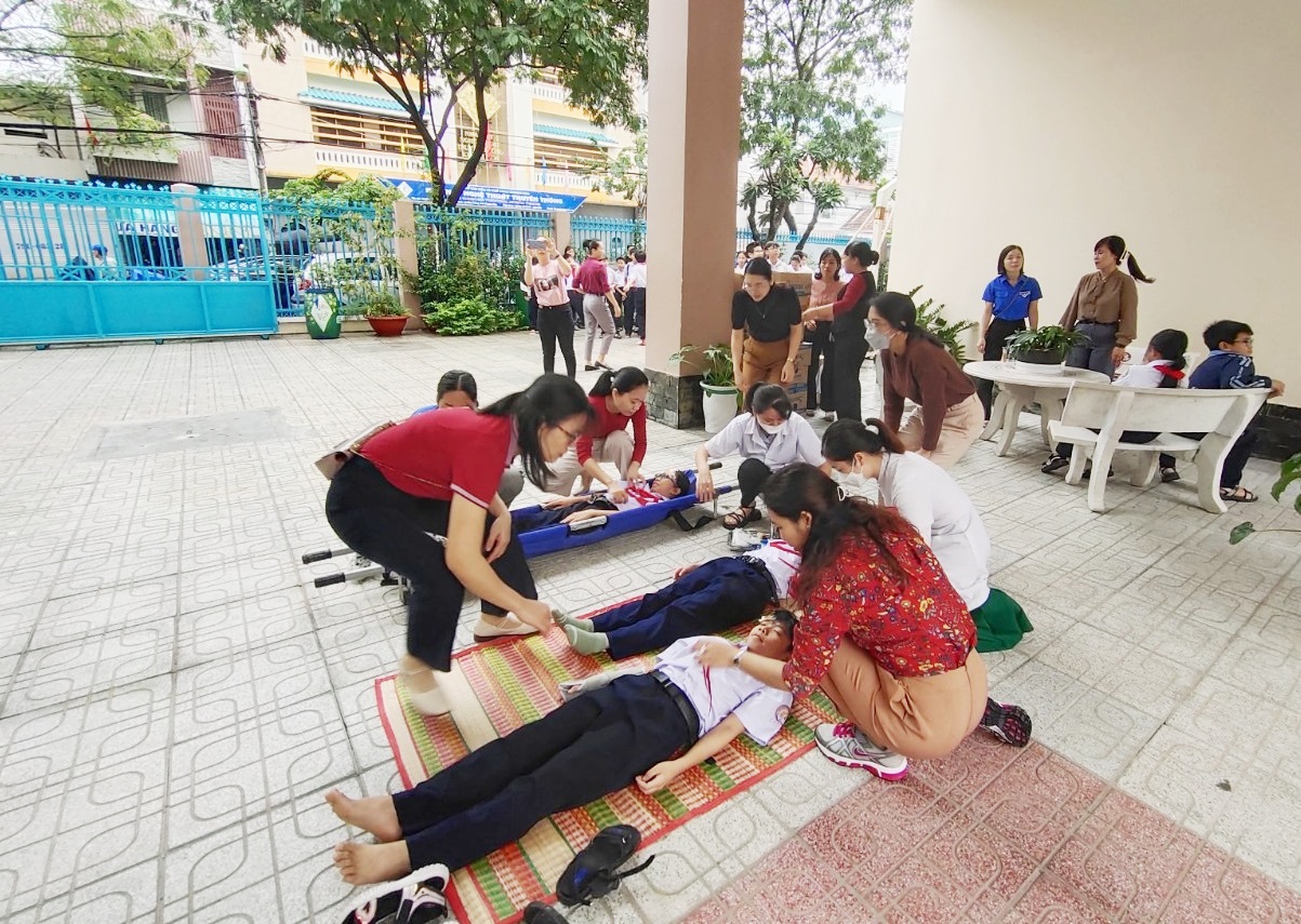 Diễn tập chủ động phòng cháy, chữa cháy tại Trường THCS Trưng Vương (TP. Nha Trang). 