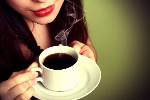 Uống nhiều chất caffein khiến bạn càng thêm uể oải.