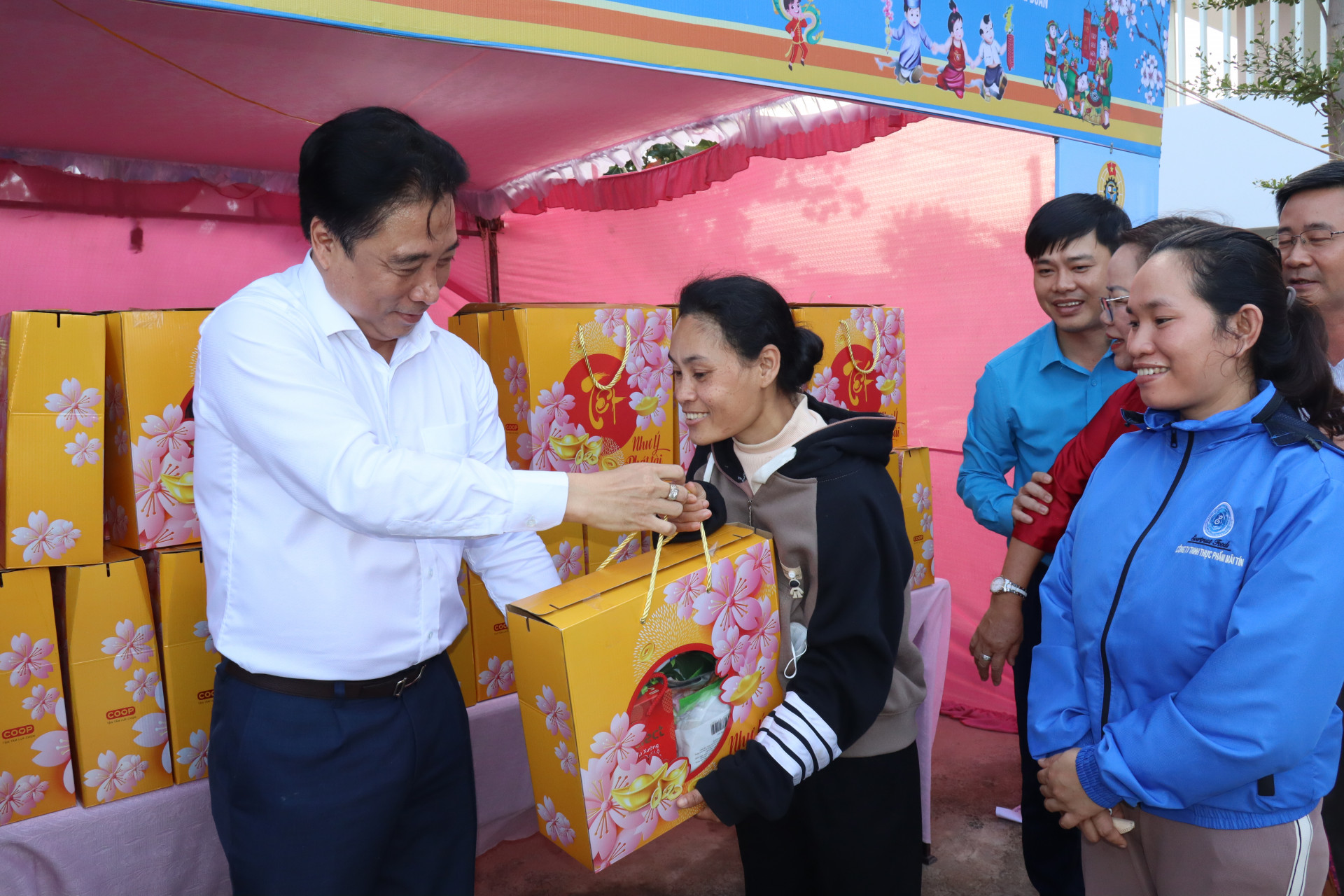 Ông Nguyễn Khắc Toàn trao quà cho đoàn viên công đoàn mua bằng phiếu 0 đồng.