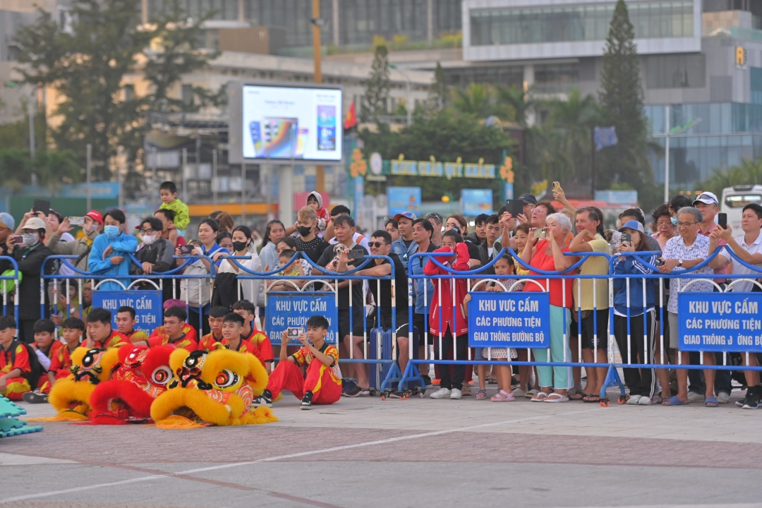 Locals and tourists seeing the unicorn-lion-dragon dance performances

