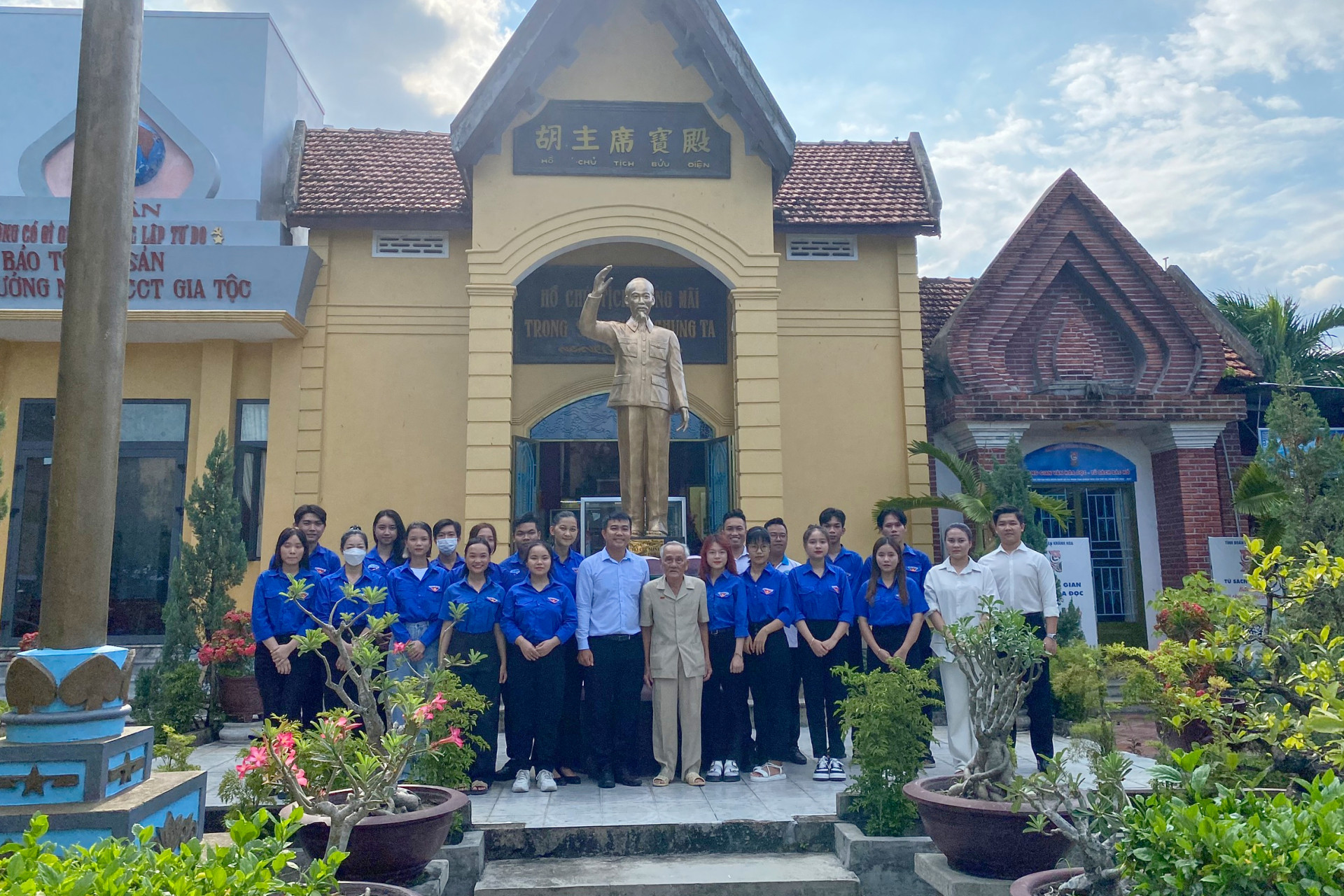 Sinh viên Trường Cao đẳng Du lịch Nha Trang tìm hiểu lịch sử, truyền thống tại Khu tưởng niệm Chủ tịch Hồ Chí Minh (TP. Nha Trang).