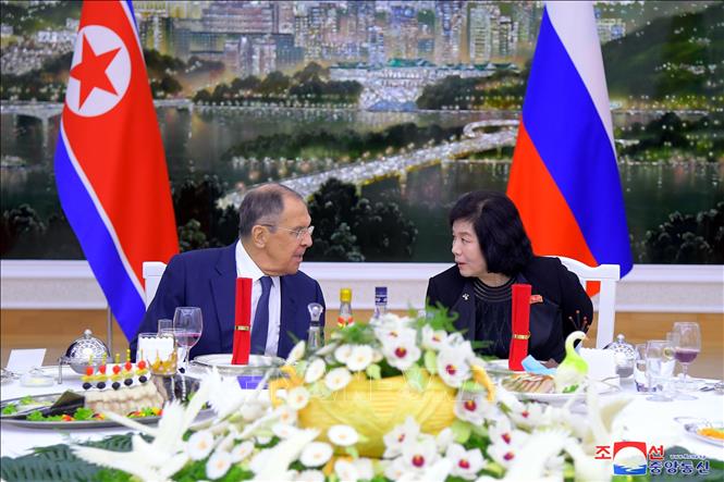 Ngoại trưởng Nga Sergei Lavrov (trái) và người đồng cấp Triều Tiên Choe Son-hui tại cuộc gặp ở Bình Nhưỡng ngày 18/10/2023. Ảnh: Yonhap/TTXVN

