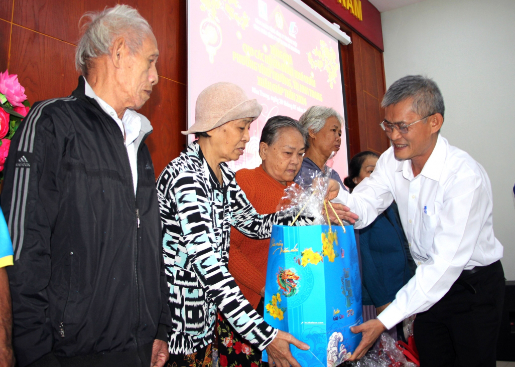 Trao 241 suất quà Tết cho hộ nghèo phường Vĩnh Trường