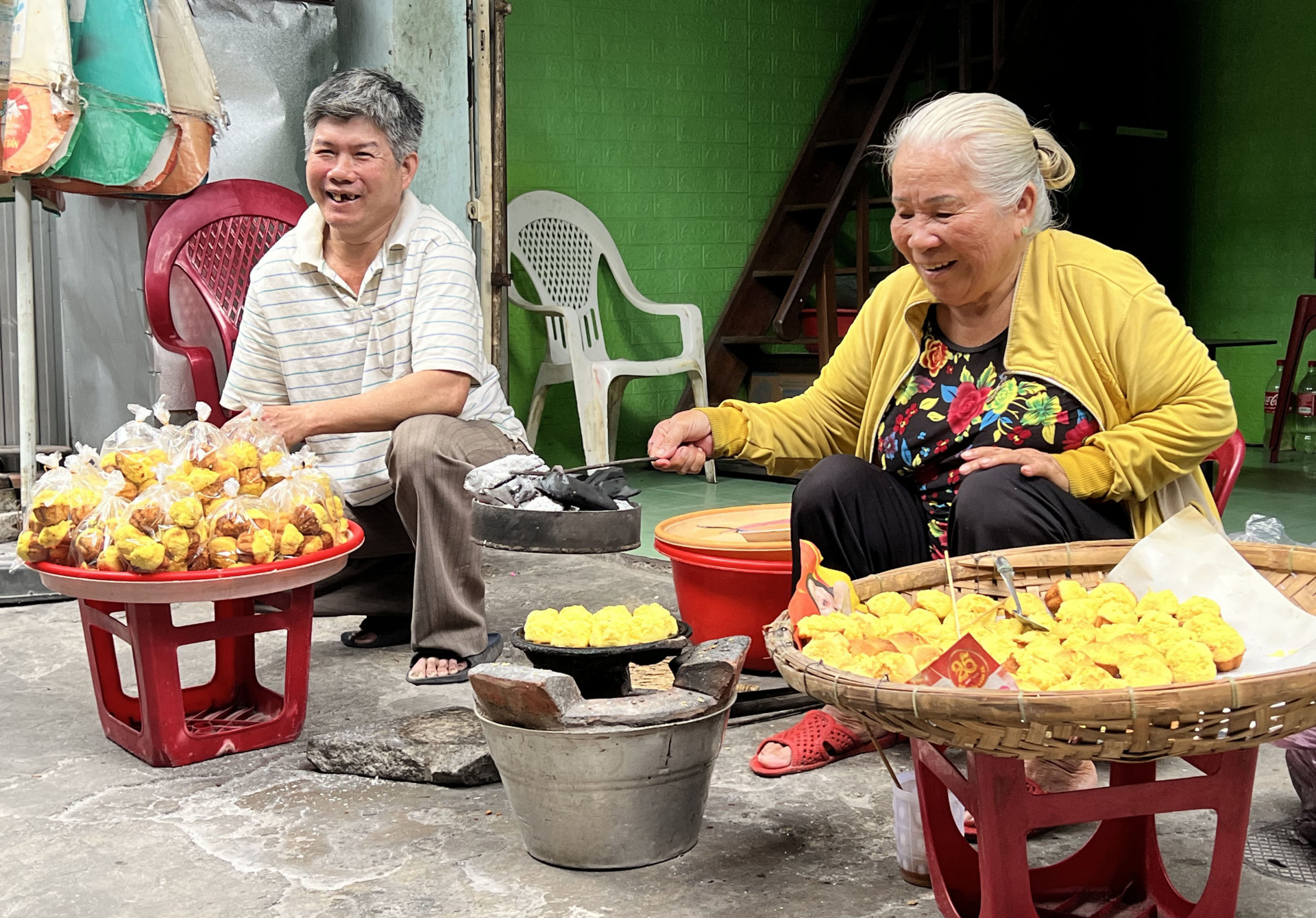 Để kịp cung cấp bánh thuẫn cho thị trường Tết, con trai bà Võ Thị Đào cũng tranh thủ phụ giúp mẹ.