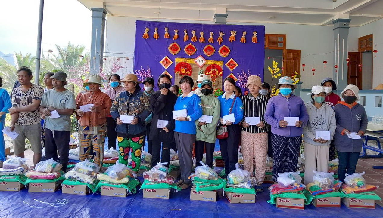 Tặng quà Tết cho trẻ em và người dân ở Cam Lâm