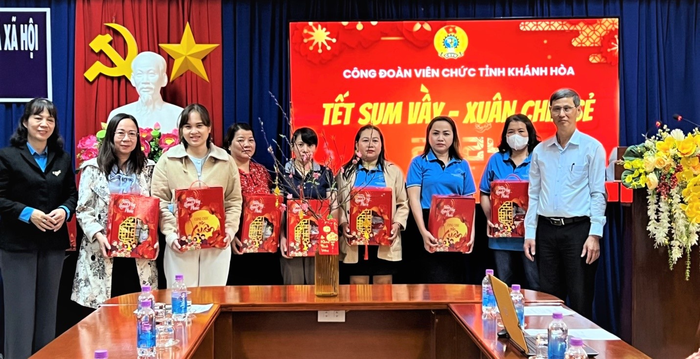 Đại diện Công đoàn Viên chức tỉnh và Sở Lao động - Thương binh và Xã hội trao quà Tết cho đoàn viên.