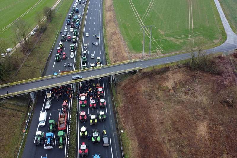 Biểu tình của nông dân Pháp lan tới thủ đô Paris