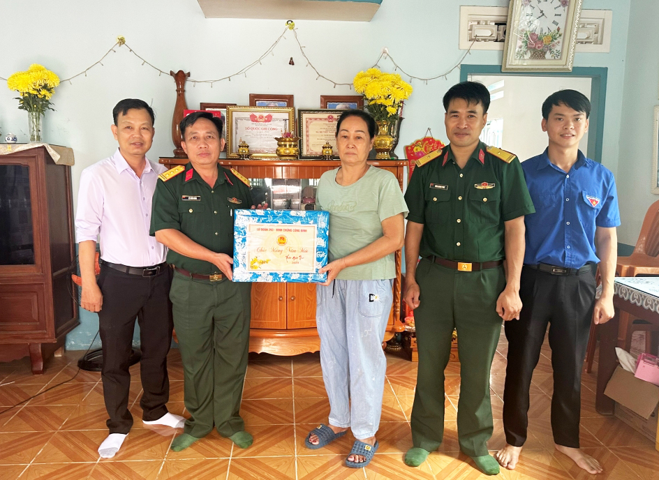 Lữ đoàn Công binh 293 tặng quà Tết cho các gia đình chính sách