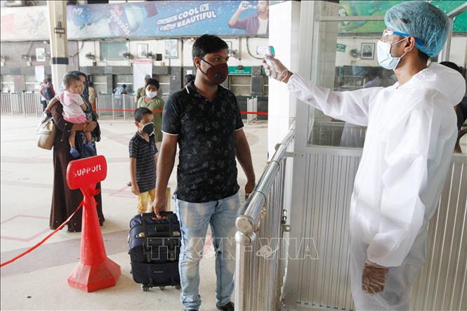 Nhân viên kiểm tra thân nhiệt của hành khách tại nhà ga tàu hỏa Kamlapur ở Dhaka, Bangladesh ngày 31/5/2020 trong bối cảnh dịch COVID-19 lan rộng. Ảnh: THX/TTXVN

