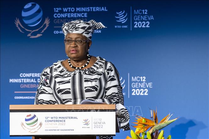 Tổng Giám đốc Tổ chức Thương mại Thế giới (WTO), bà Ngozi Okonjo-Iweala phát biểu tại Geneva, Thụy Sĩ. Ảnh: AFP/TTXVN

