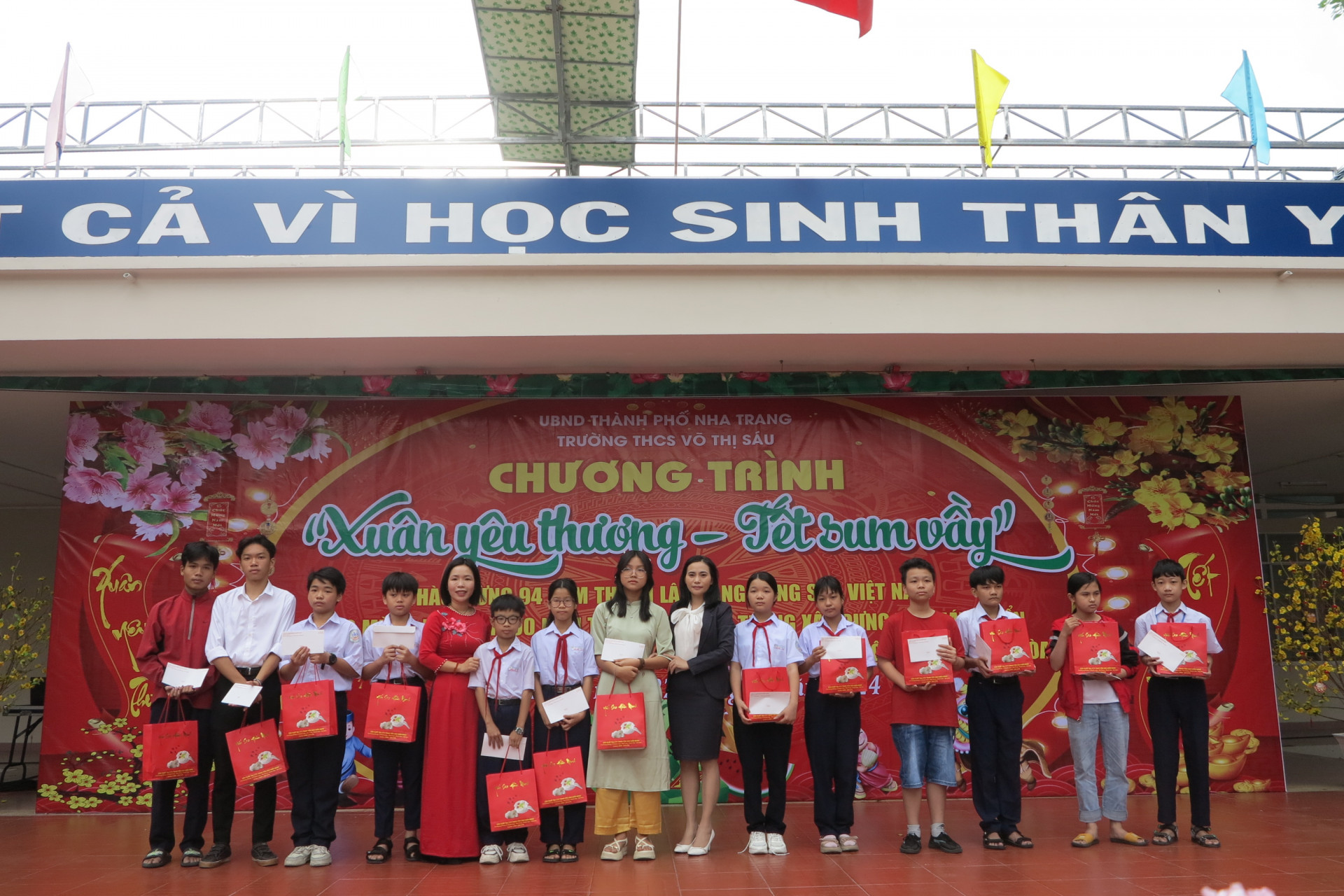 Công ty Yến sào Hiền Minh trao quà cho các học sinh. 