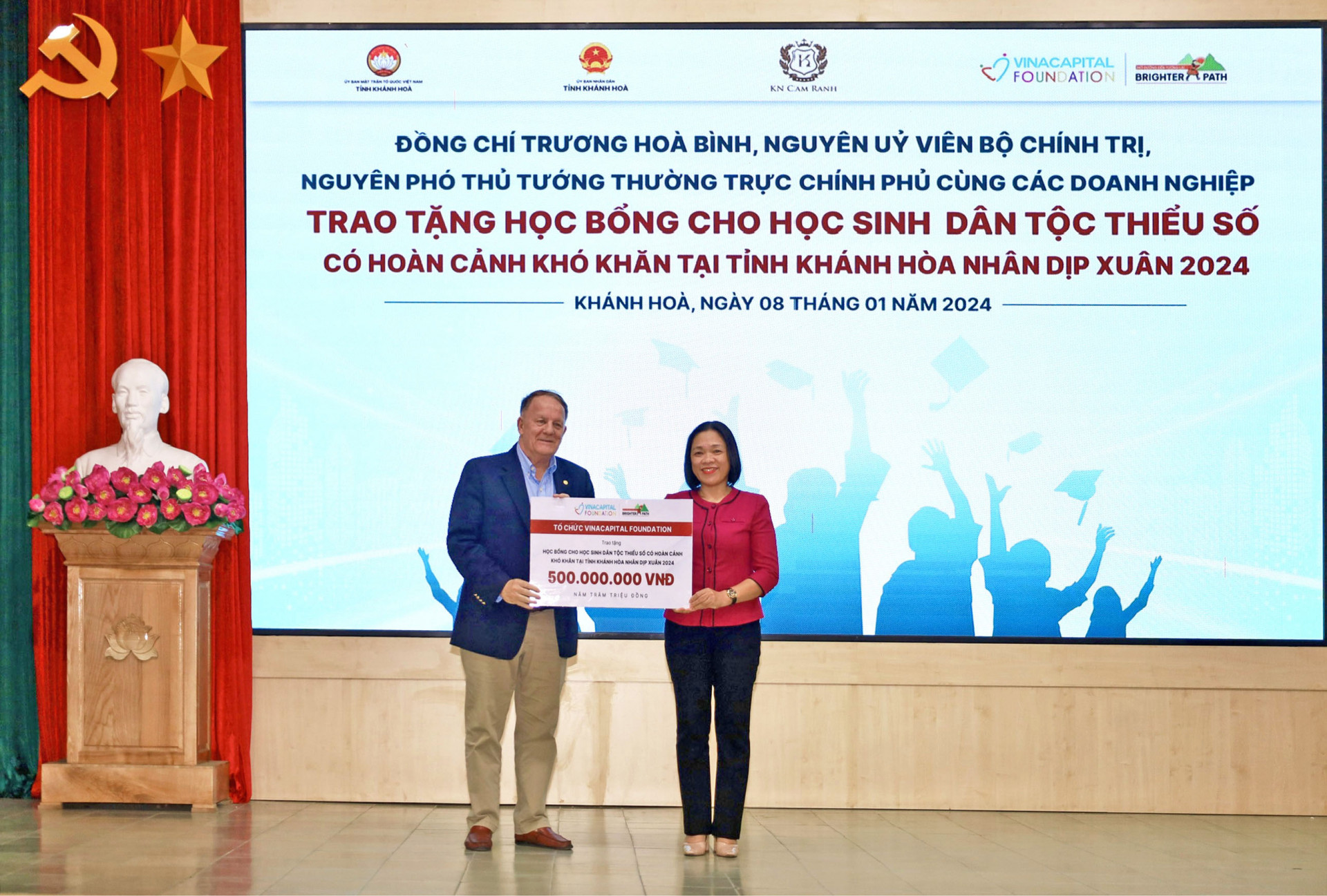 Đại diện Tổ chức VinaCapital Foundation (bên trái) trao bảng tượng trưng kinh phí hỗ trợ học bổng cho tỉnh Khánh Hòa.