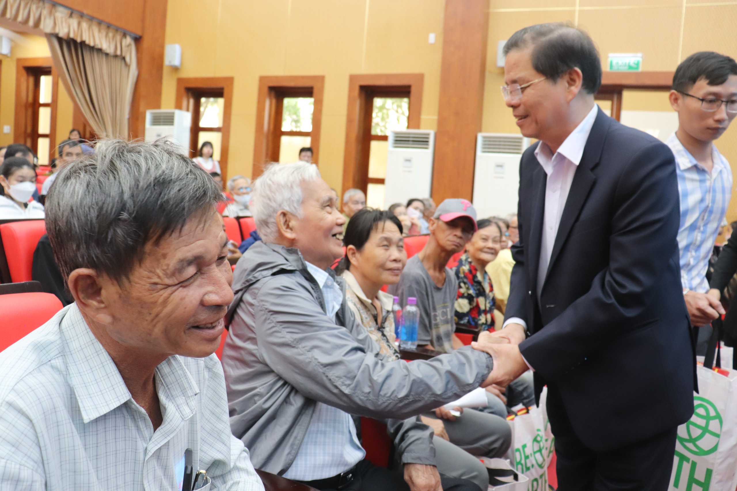 2. Ông Nguyễn Tấn Tuân thăm hỏi, động viên các hộ nghèo và gia đình chính sách tại buổi lễ