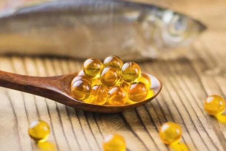 Viên uống dầu gan cá giúp bổ sung omega-3 và vitamin A, D quan trọng.