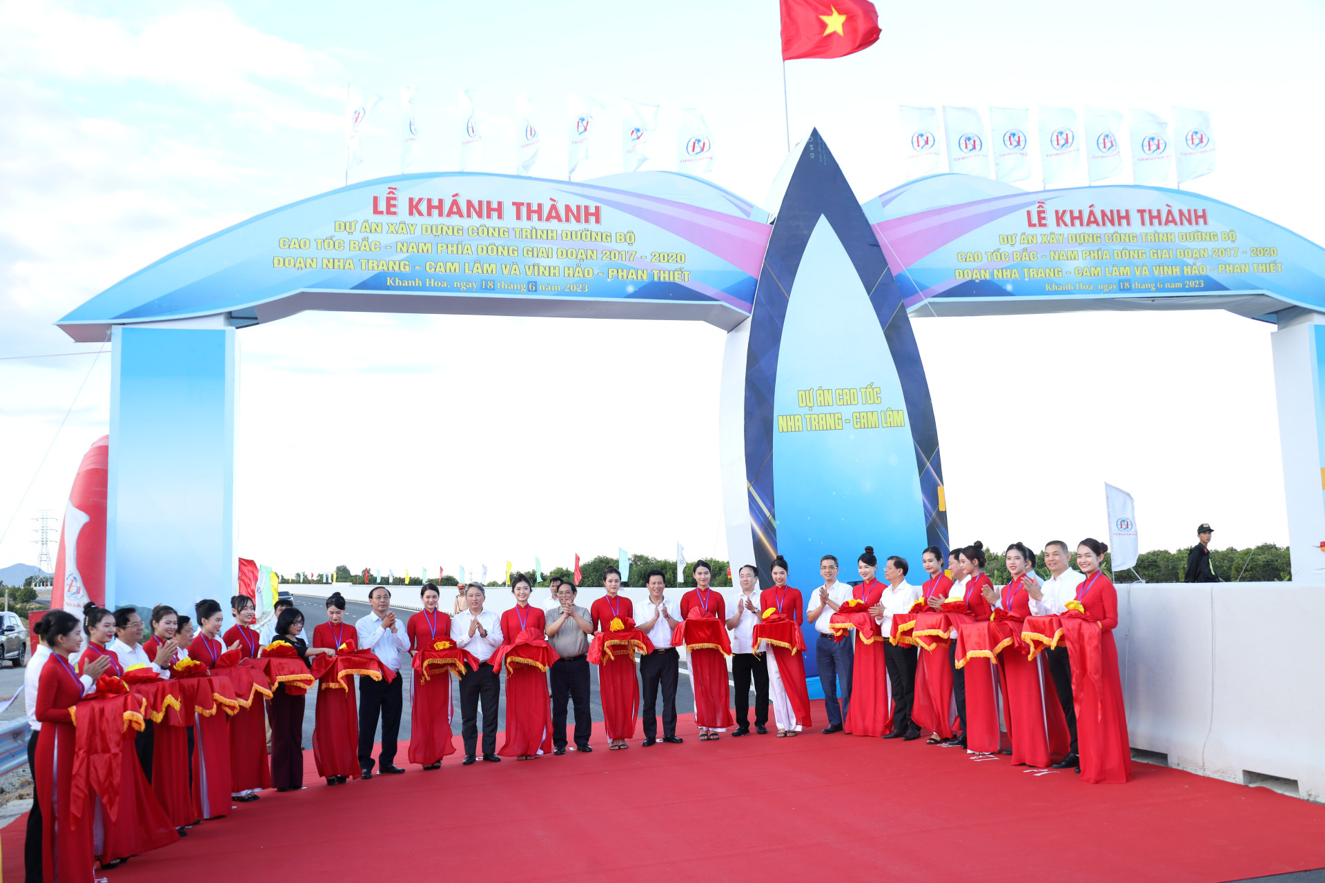 Thủ tướng Chính phủ Phạm Minh Chính cắt băng khánh Thành cao tốc Nha Trang - Cam Lâm.