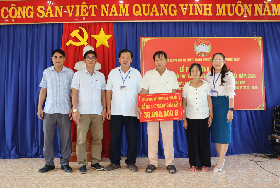 Lãnh đạo UBMTTQ Việt Nam TP. Cam Ranh và UBMTTQ Việt Nam phường Cam Phúc Bắc trao tượng trưng tiền hỗ trợ gia đình ông Những.