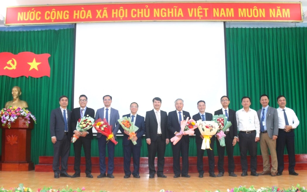 Lãnh đạo Trường Đại học Nha Trang tặng hoa chúc mừng các tân Giáo sư, Phó Giáo sư. 