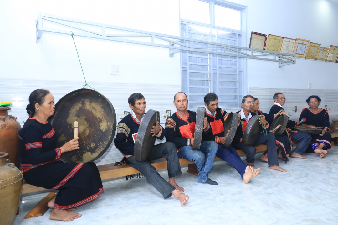 Ede people in Ninh Tay Commune (Ninh Hoa Town) playing gong 

