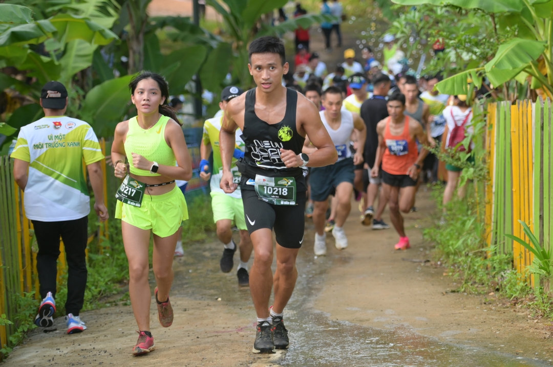 People taking part in the marathon-mountain climbing competition jointly held by Khanh Hoa Provincial Youth Union in Khanh Vinh District in October, 2023

