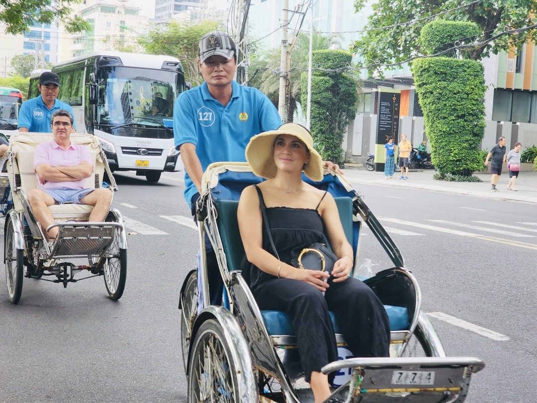 Tourists go around Nha Trang by cyclo