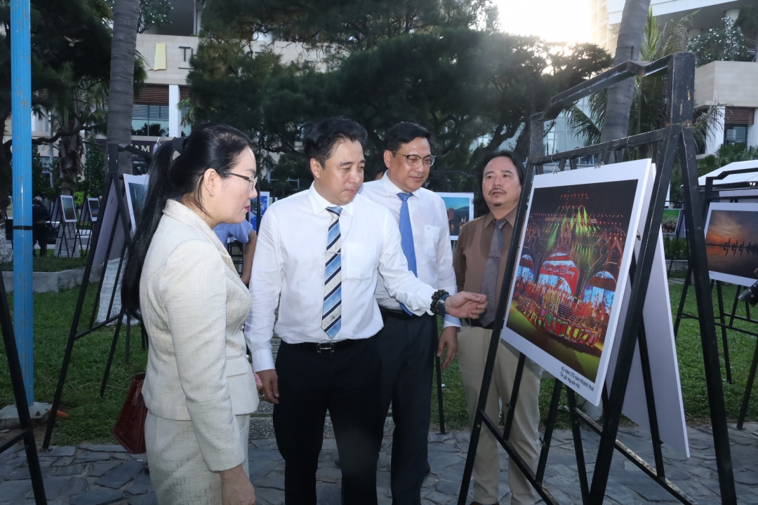 Khanh Hoa’s authorities viewing the works exhibited at the fine-arts and photography exhibition held on the occasion of Sea Festival 2023

