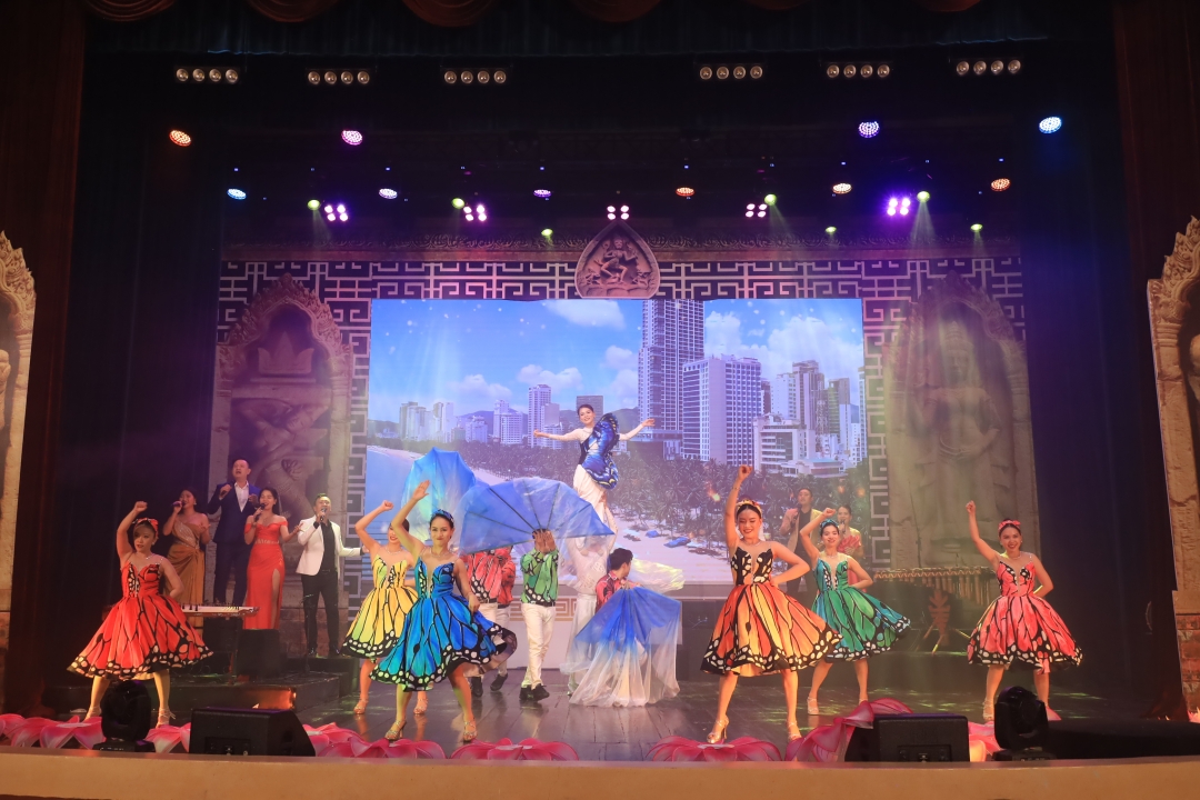 A performance of Hai Dang Song and Dance Troupe

