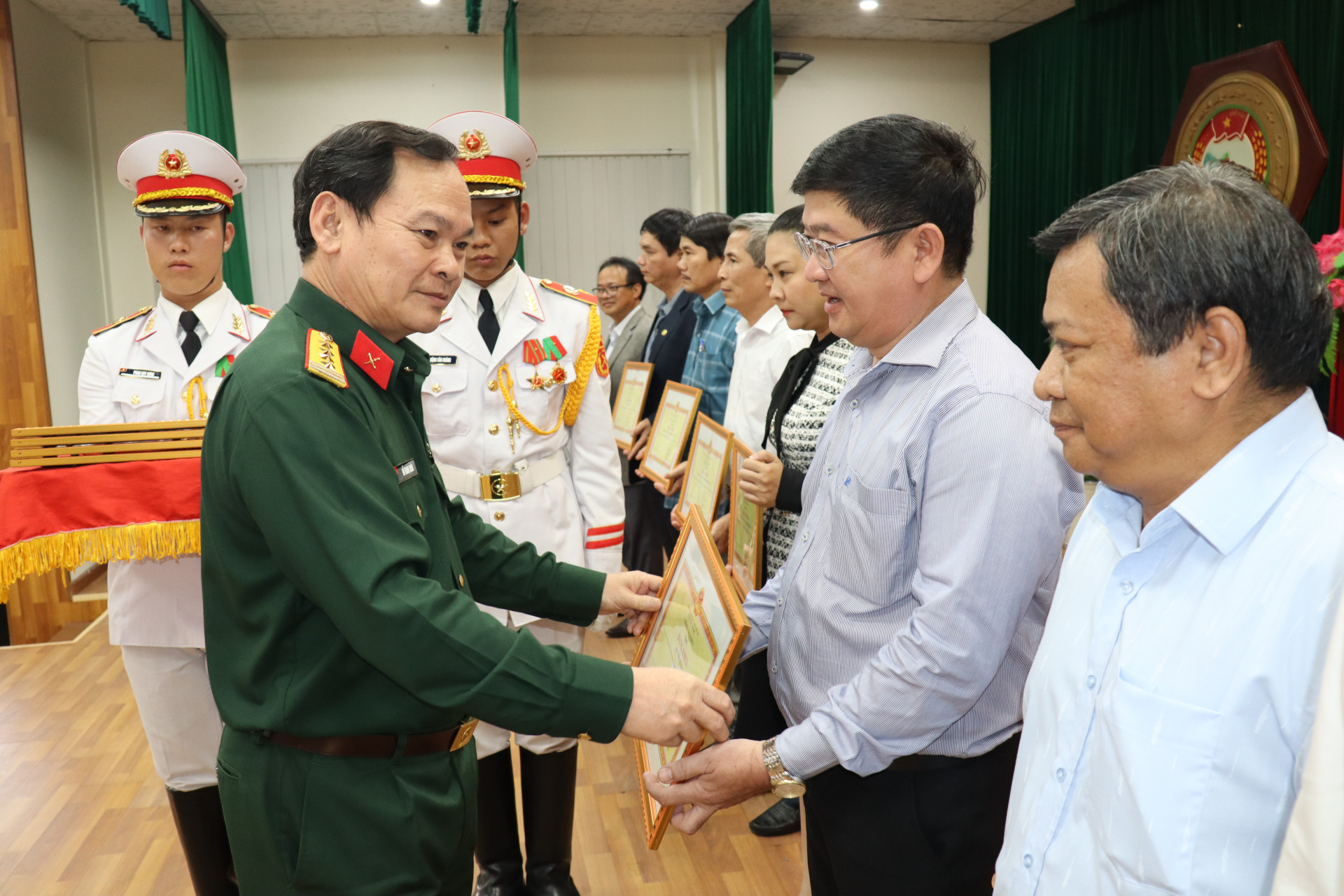 Đại tá Lương Đình Chung - Phó Chính ủy Quân khu 5 tặng bằng khen cho Báo Khánh Hòa