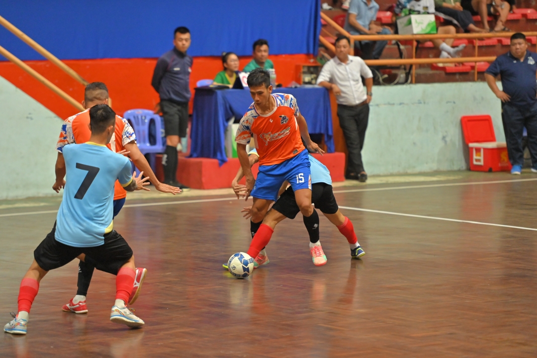 Hai Truong Nha Trang and Khanh Vinh playing the opening match

