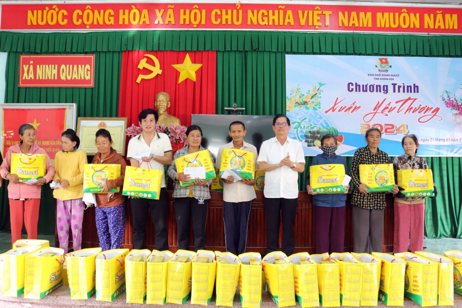 Tặng quà Tết cho 53 hộ gia đình có hoàn cảnh khó khăn tại thị xã Ninh Hòa