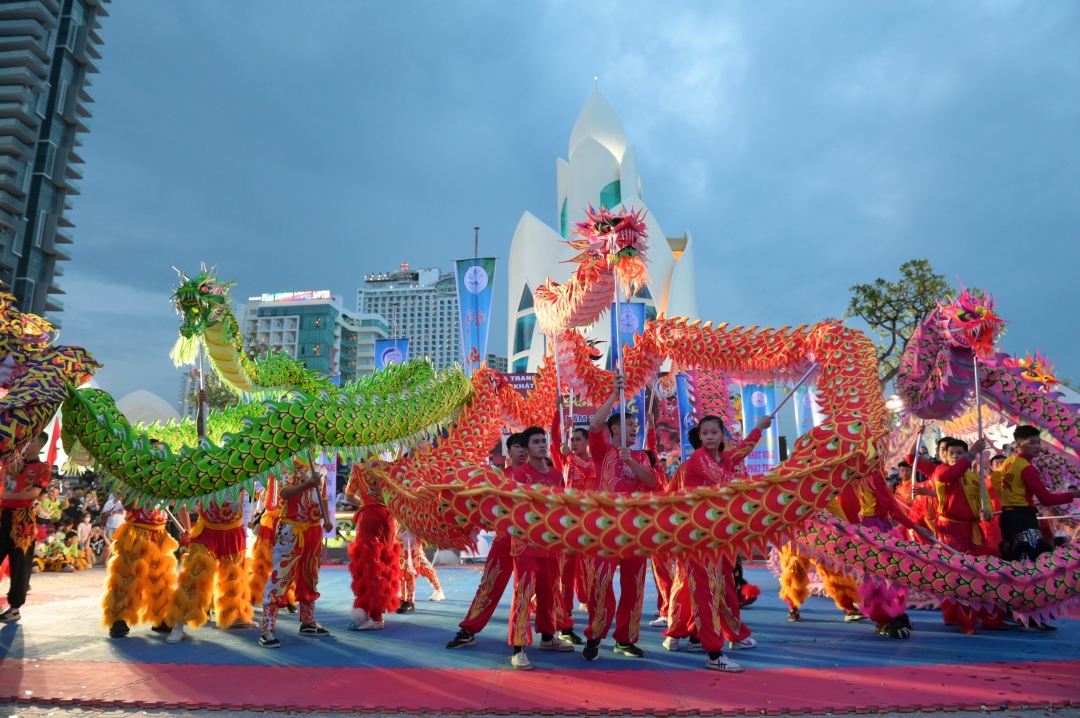 A unicorn-lion-dragon dance competition of Nha Trang City (Photo: Vinh Thanh)

