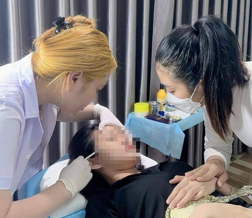 Tiêm filler làm đẹp tại một cơ sở thẩm mỹ chưa được cấp phép. 